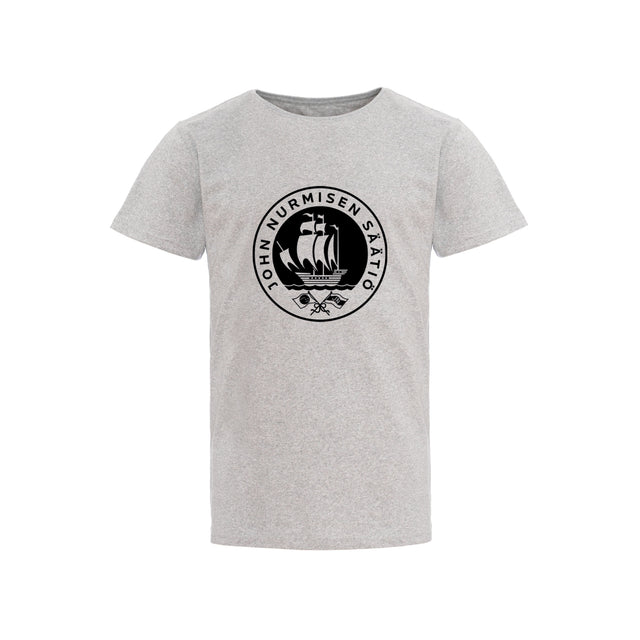 Uudessa t-paitaerässä logo on aavistuksen suurempi kuin aikaisemmassa erässä.
