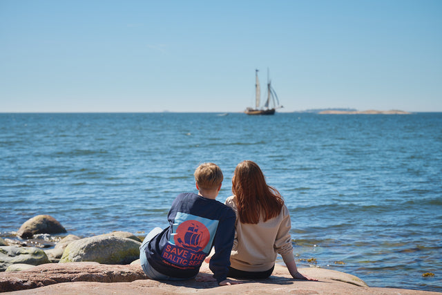 Pue päällesi vaate, joka viestii Itämeren tärkeydestä.