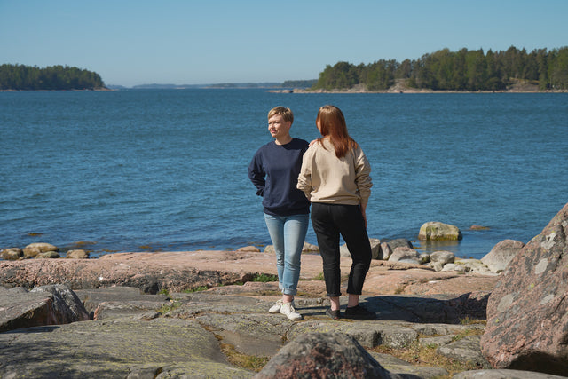 College takaa. Hiekanvärisen collegen printti on paidan etupuolella.