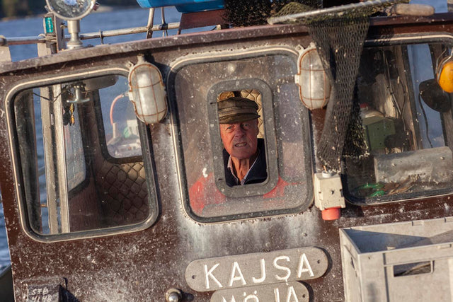 Med fiskebåt på Östersjön. Rune Wikström och Kajsa. Bild: Pekka Turunen