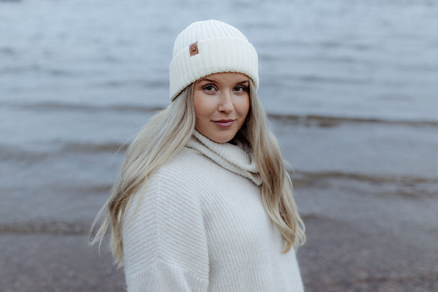 Merinovillapipo valkoisessa värissä. Huom. kuvassa Superyellown logo. Kauppamme pipossa on John Nurmisen Säätiön logo.