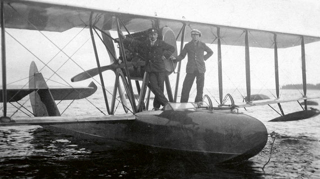 Lentoveneitä käytettiin 1900-luvun alusta alkaen tiedustelu- ja pelastuskoneina. Syyskuun 27. päivänä 1923 neuvostoliittolainen S16-tyyppinen Savoia-lentovene teki pakkolaskun koneen rikkouduttua Lavansaaren lähistöllä. Suomalaiset viranomaiset takavarikoivat koneen. Kuva: Kymenlaakson museo