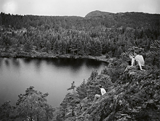 Suursaaressa matkailijoita kiehtoi auringonpalvonnan lisäksi myös saaren ainutlaatuinen ja moninainen luonto. Kuva: Kymenlaakson museo, kuvaaja: J.W.Mattila