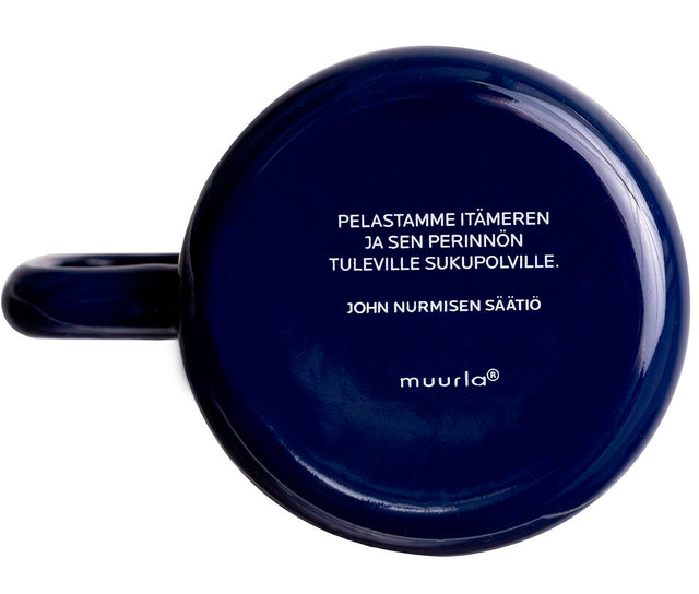 John Nurmisen Säätiön mukin pohjassa on muistutus säätiön tarkoituksesta Itämeren suojelussa.