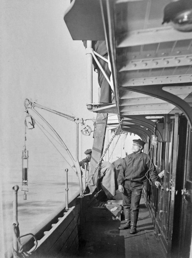 Näytteenottoa ja työskentelyä merentutkimusalus Nautiluksella 1903 tai 1904.