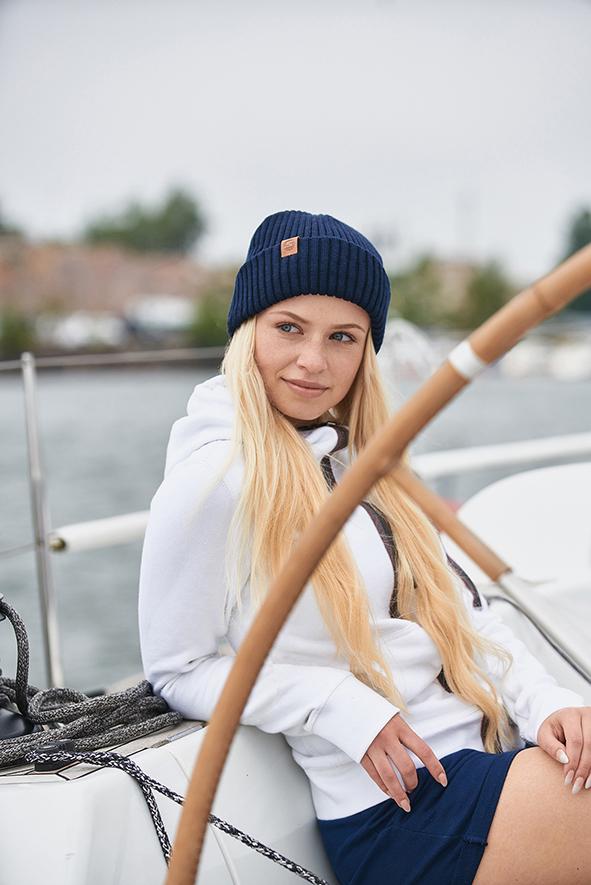John Nurmisen Säätiön tummansininen merinovillapipo pukee unisex-mallina kaikkia.