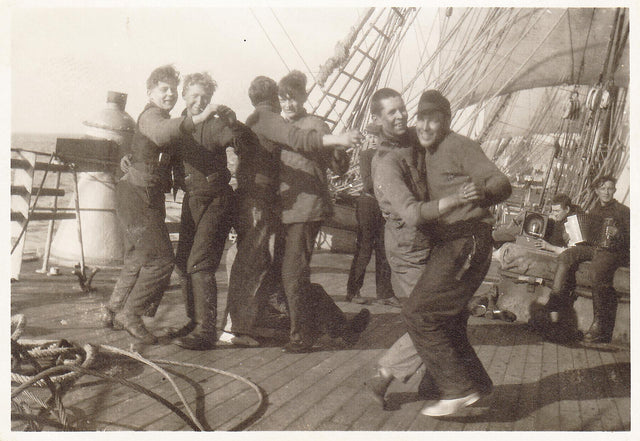Tanssit purjelaiva s/y Fennian kannella. Kuva: Erkki Lauho