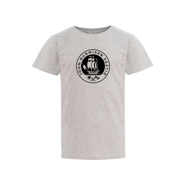 John Nurmisen Säätiön T-paita on valmistettu yhteistyössä Pure Wasten kanssa. Väri: vaaleanharmaa merisumu.