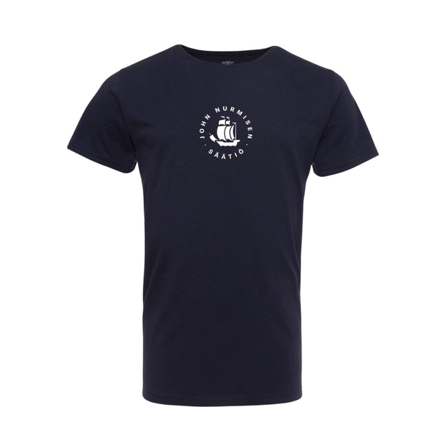 Merensininen t-paita sai ylleen John Nurmisen Säätiön uudistetun logon.