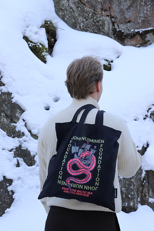 Printti on saanut inspiraationsa Pohjolan karttoja 1500-luvulla piirtäneen Olaus Magnuksen mystisestä ”Great Norway Serpent” -merikäärmeestä. 