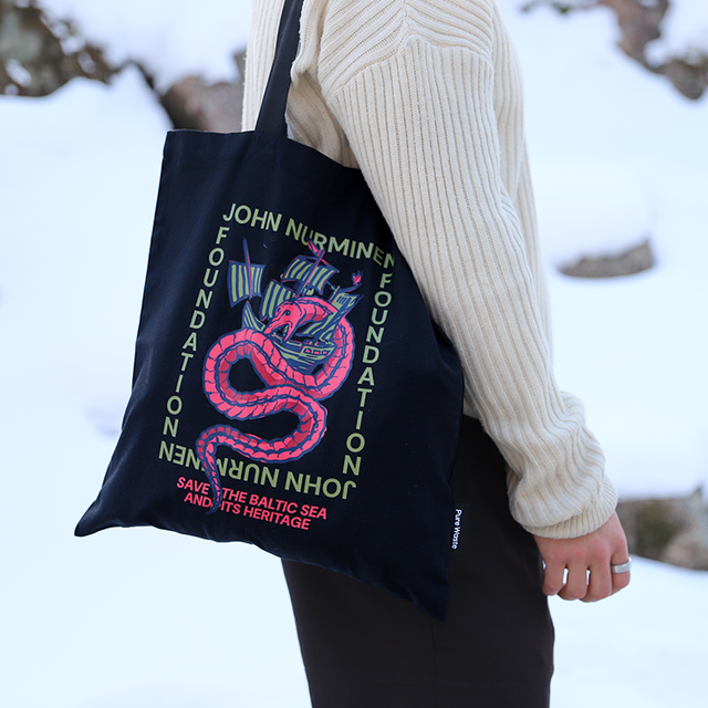 John Nurmisen Säätiön kangaskassia koristaa Rasmus Tikkasen suunnittelema merihirviöprintti.