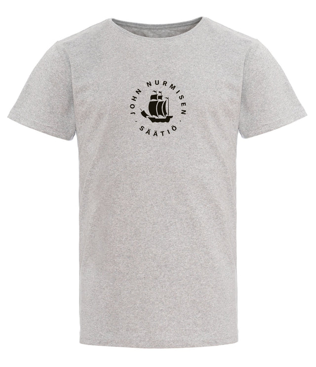 Vaaleanharmaa John Nurmisen Säätiön T-paita on valmistettu yhteistyössä Pure Wasten kanssa. 