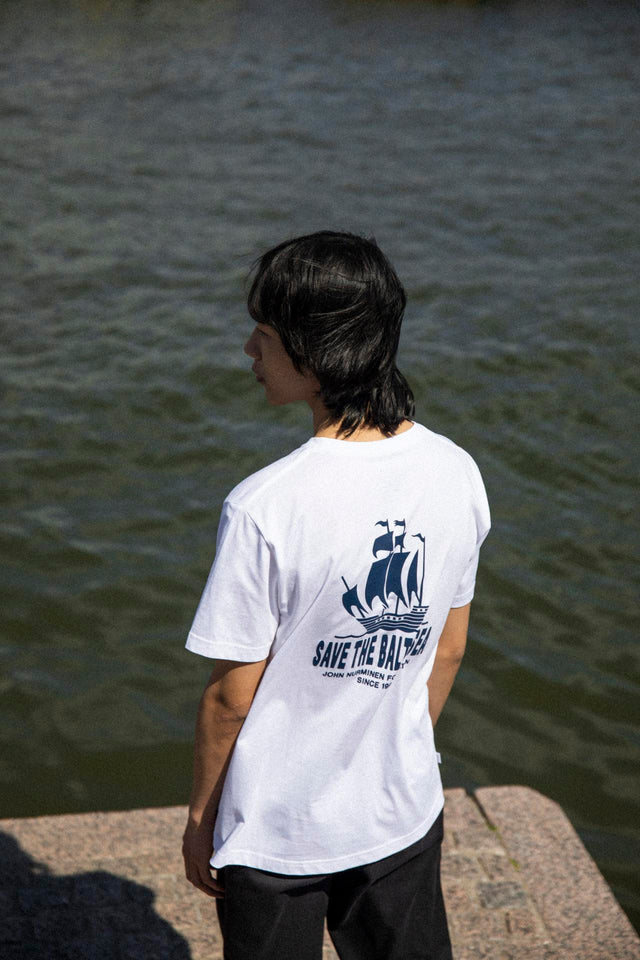 Paidan selkämystä täyttää tärkeä viesti: Save the Baltic Sea.