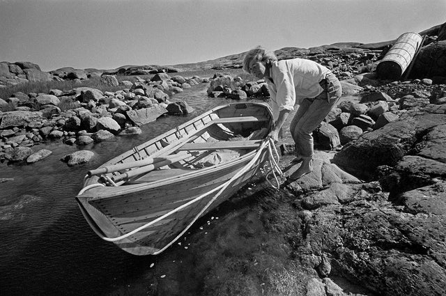 Tove Jansson Victoria-veneen kanssa Klovharun saarella. Kuva: Fred Ohert, Hufvudstadsbladet, Journalistinen kuva-arkisto JOKA, Museovirasto