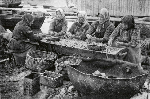 Ulkosaariston naisten arkeen kuului kalankäsittely. Kuljetusastioiksi kelpasivat niin kaukalot, pärekorit, laatikot kuin miinankuoretkin. Kuva kirjasta Vaarallisilla vesillä. Kuva: Kymenlaakson museo