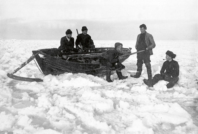 Posti kulki saaristossa myös talvella. Sileillä jääkentillä oli helpompaa kuin jääröykkiöiden joukossa. Toisinaan tupakan tai piipun mittainen tauko oli paikallaan. Kuva: Kymenlaakson museo