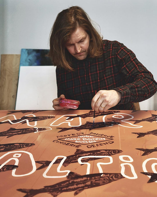 Taiteilija-graafikko Rasmus Tikkasen kantaaottava maalaus Mare Balticum toimi kuosin pohjana